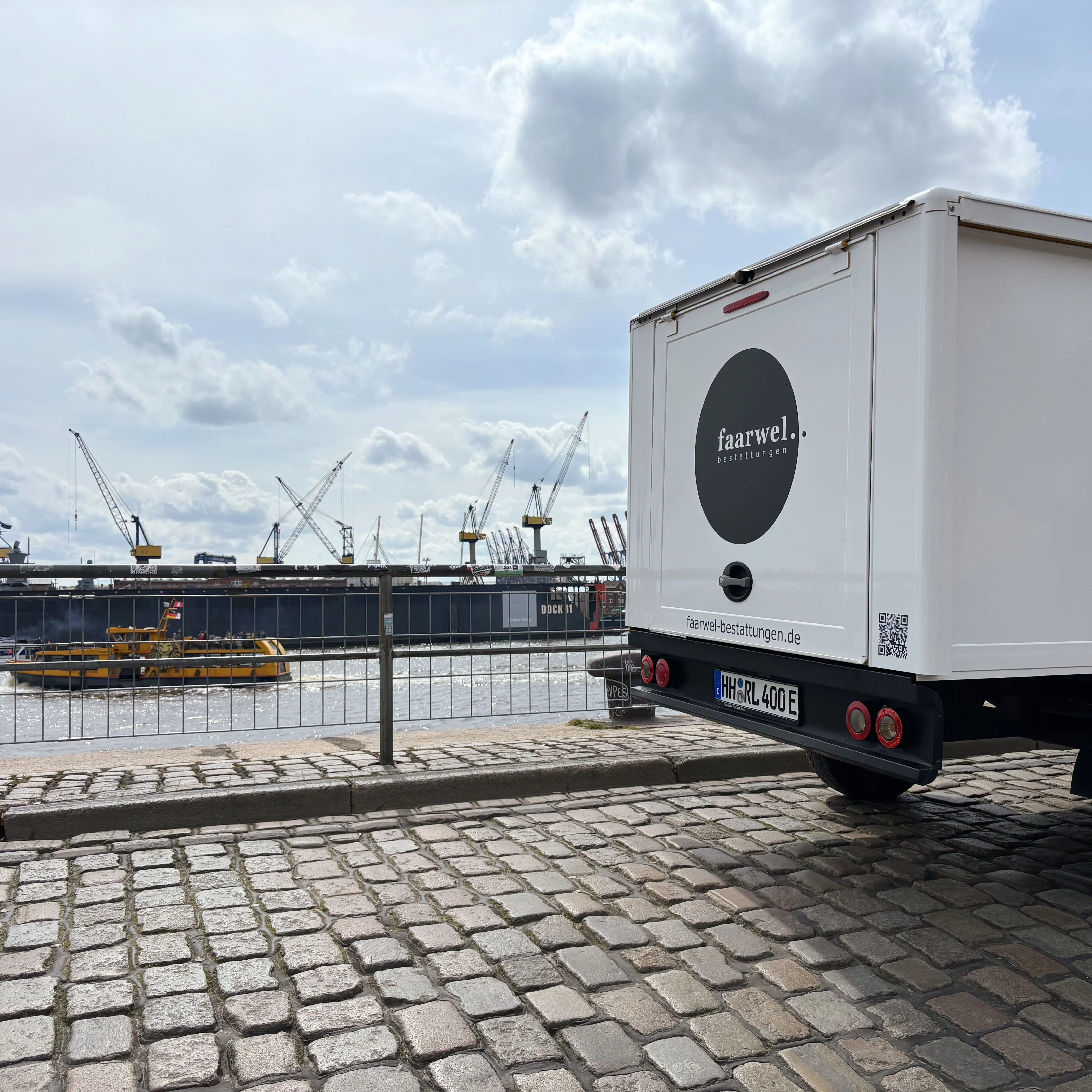 Das faarwel-Auto am Fischmarkt, im Hintergrund eine Fähre und der Hafen